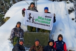 увеличить На табличке написано: «От этой скалы в 1829 году была отколота глыба ревнёвской яшмы, из которой изготовлена знаменитая »Царь-ваза«, находящаяся ныне в Эрмитаже»