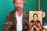 увеличить Художник Олег Демидов с иконой пресвятого Аркадия Новоторжского